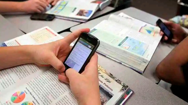 Cuatro estados buscan replicar prohibición del celular dentro de aulas en las escuelas; entre ellos Michoacán 