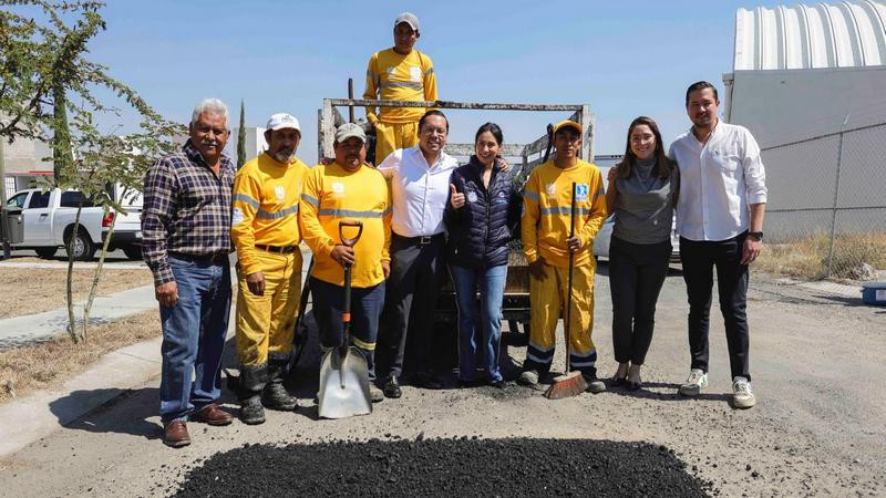 Chepe Guerrero rellena baches en menos de 48 horas en Corregidora, Querétaro 
