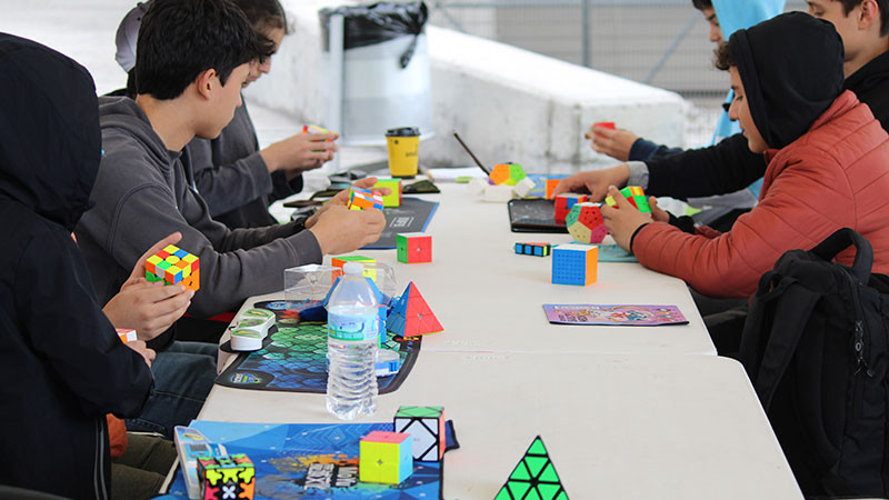 Alistan torneo oficial de Cubo Rubik en el Centro Educativo y Cultural 