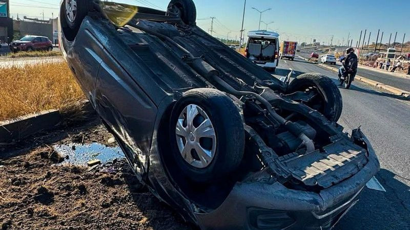 Vuelca auto en el Libramiento Norponiente de Querétaro 