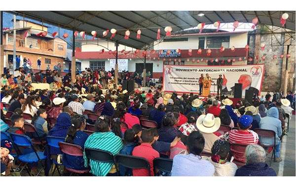 Mil purépechas festejan pavimentación en Comachuén 