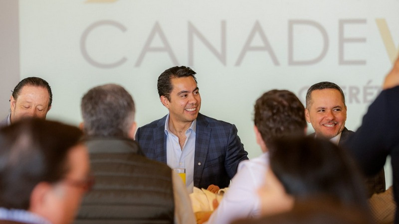 Felifer Macías se reúne con CANADEVI; buscan un mejor Querétaro 