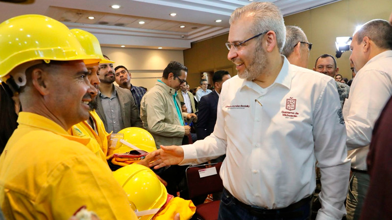 Inicia Bedolla campaña contra incendios; entrega equipo a brigadistas 