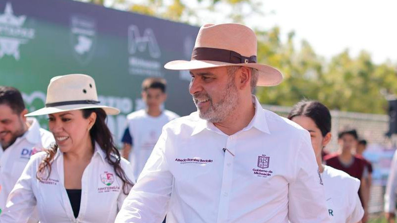 Más espacios deportivos para prevenir la violencia; Bedolla inaugura cancha de fútbol 7 en Apatzingán 