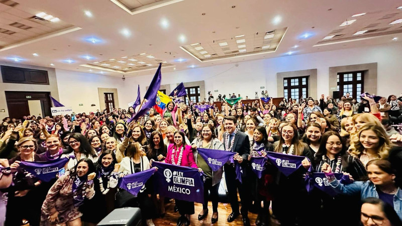 Participa Brissa Arroyo en la Cumbre Latinoamericana de Defensoras Digitales 