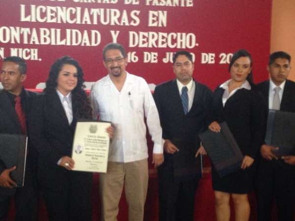 Egresan primeras generaciones del Nodo de la UMSNH en Coalcomán 
