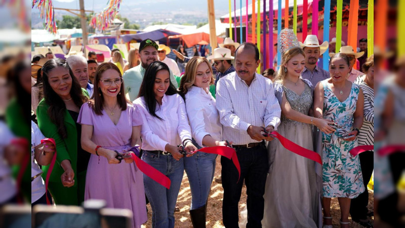 Participa Mary Carmen Bernal en la inauguración del Carnaval de la Flor