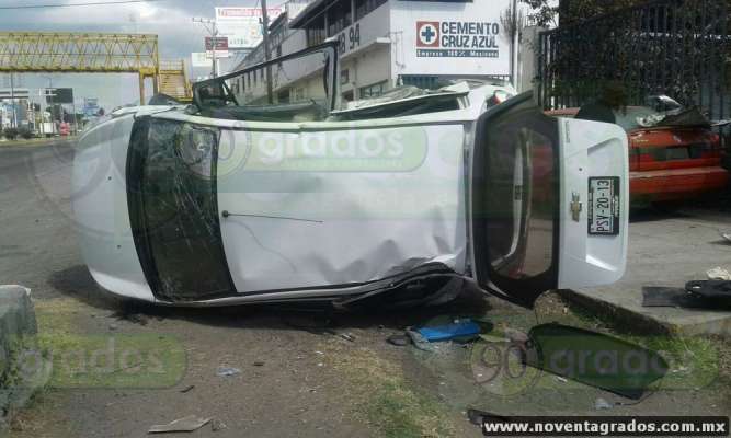 En aparatoso accidente resulta herido un individuo en Tarímbaro, Michoacán - Foto 1 