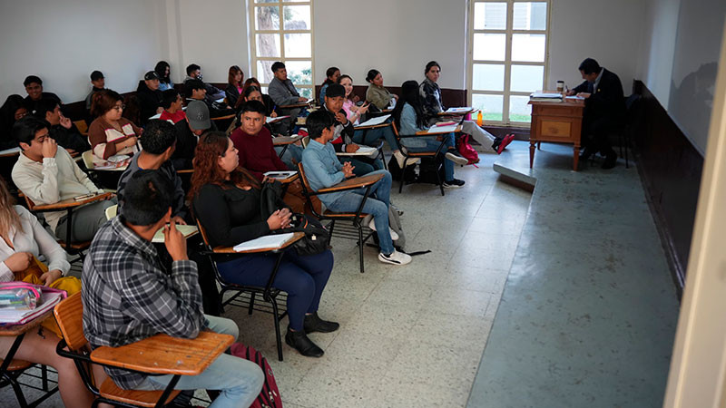 Miles de estudiantes realizan actividades académicas en la UMSNH sin contratiempos 