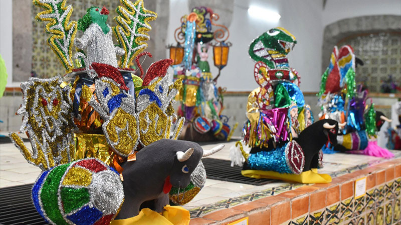Tradiciones que brillan, visita la muestra de toritos de petate miniatura
