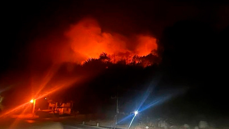 Incendio forestal activo en El Madroño, Landa de Matamoros, Querétaro 