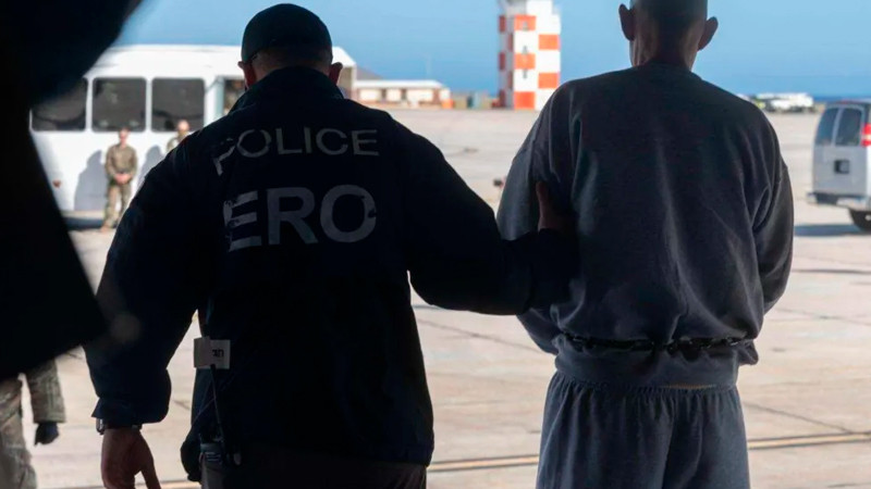 EEUU deja de usar aviones para deportar inmigrantes por costo de operación: WSJ 