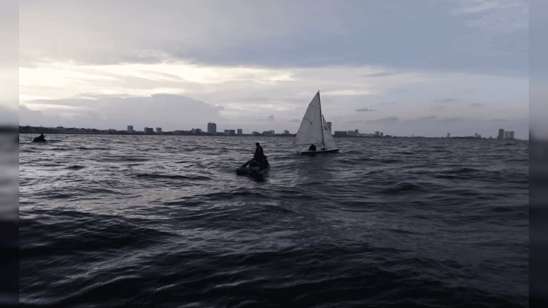 Rescata Semar a tres tripulantes de un velero en Sinaloa 