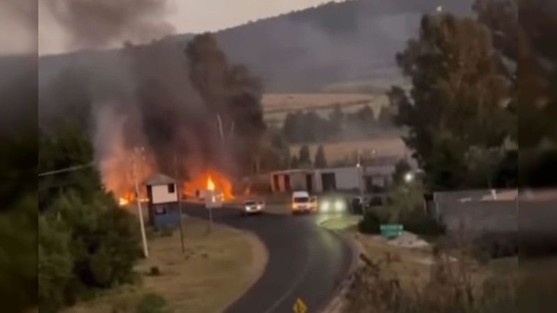 Robos y quemas en la carretera Pátzcuaro – Erongarícuaro, Michoacán 
