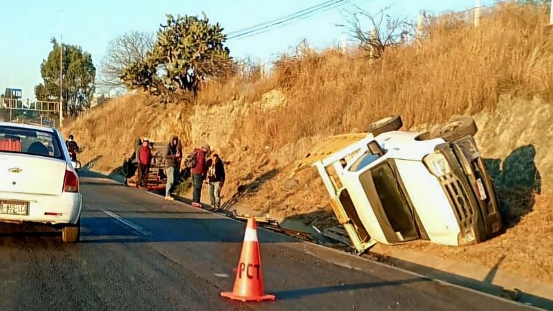 Choque en la Morelia-Salamanca deja dos vehículos volcados 