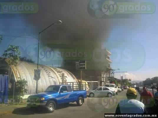 Atacan lote de autos en Chilpancingo: matan a un hombre, hieren a otros dos e incendian seis vehículos - Foto 0 