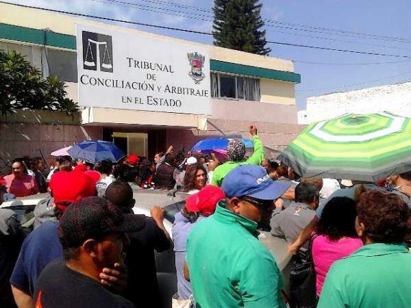 Sindicalizados del Ayuntamiento marchan en Morelia - Foto 0 