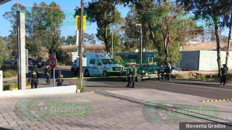 Acribillan a conductor frente a colegio en Altozano, Morelia 