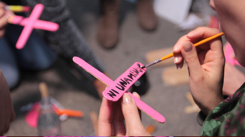 Una mujer es asesinada cada diez minutos por su pareja o un familiar, advierte la ONU 