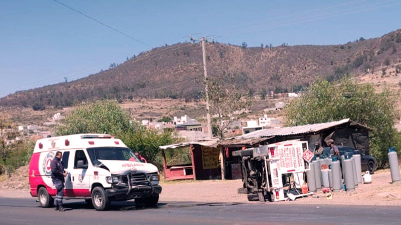Ambulancia se impacta contra camión gasero, en Morelia, Michoacán 
