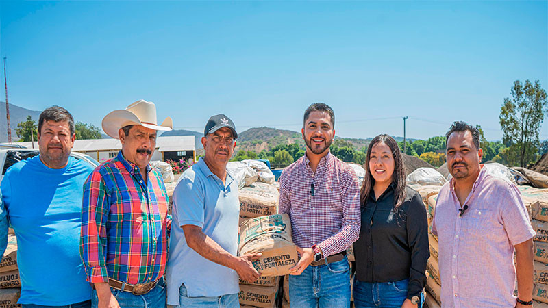 Duplica Presidente Municipal de Huandacareo apoyo a porcicultores con entrega de más de 40 toneladas de cemento 