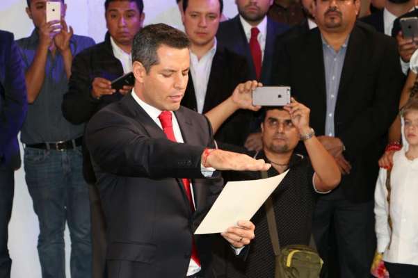 “A escondidas” Alejandro Murat rinde protesta como Gobernador de Oaxaca 