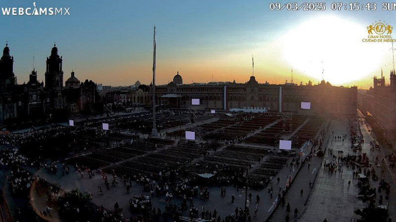 Retiran vallas del Zócalo capitalino tras movilizaciones del 8M para dar  