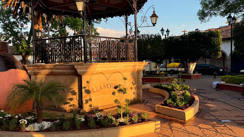 Mejoran imagen urbana en Morelos, con la instalación de jardineras en la plaza principal 