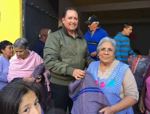 Raúl Prieto continúa recorrido en su distrito para entregar apoyos 