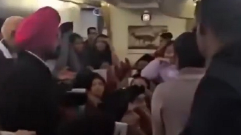 Avión aterriza de emergencia porque se taparon 11 baños y el olor a excremento era inaguantable para pasajeros; iban a la India 