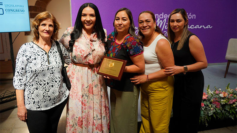 Destaca Adriana Campos trayectoria de Jeannet Adriana Hernández Vega en evento en Zamora 