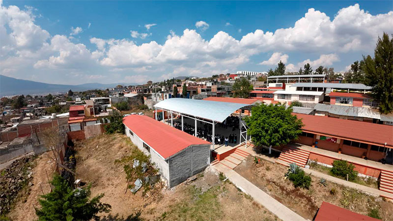 Con techumbres, Gobierno de Morelia mejora condiciones en escuelas y centros deportivos 