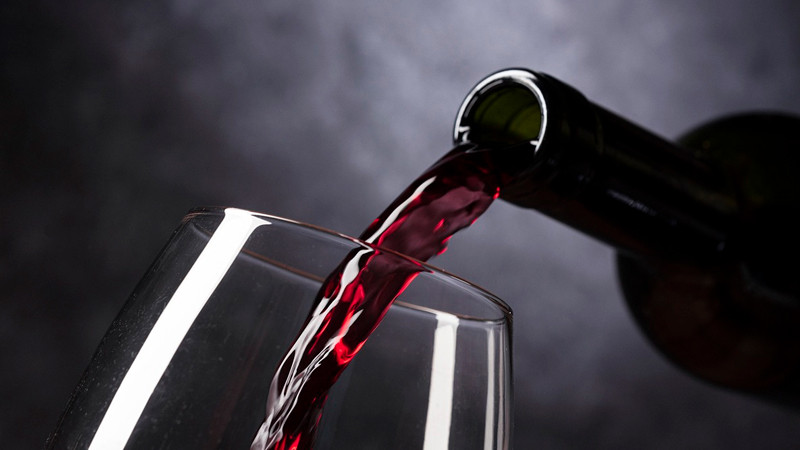 Amenaza Trump con imponer aranceles del 200% a vino y champaña de Francia y la UE 