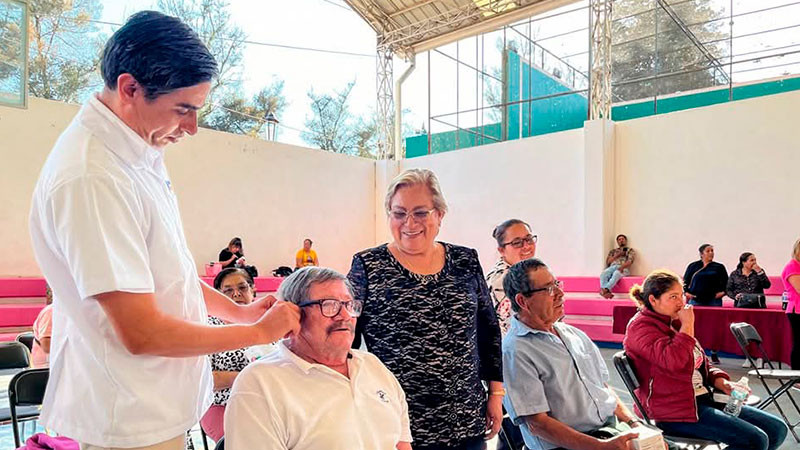 Reciben adultos mayores de Quiroga aparatos auditivos y optométricos 