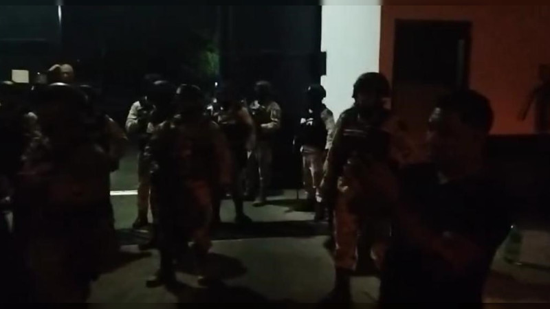 Tensión por desarme de policías de Apatzingán y Coalcomán, en operativo nocturno del Ejército y GN en Michoacán 