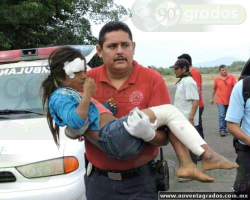 Cuatro menores y tres adultos lesionados tras volcar camioneta en Aguililla, Michoacán - Foto 0 