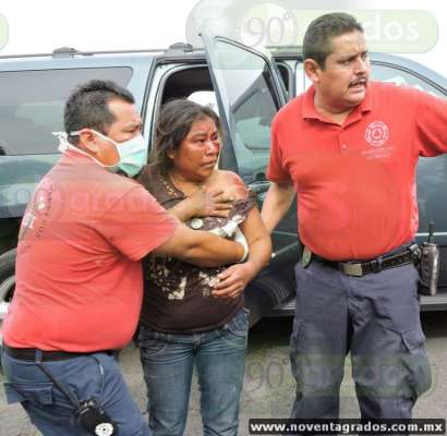Cuatro menores y tres adultos lesionados tras volcar camioneta en Aguililla, Michoacán - Foto 1 