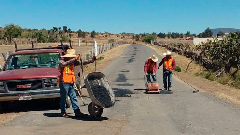 Ayuntamiento de Morelos refuerza programa de rehabilitación de caminos: Julio César Conejo 