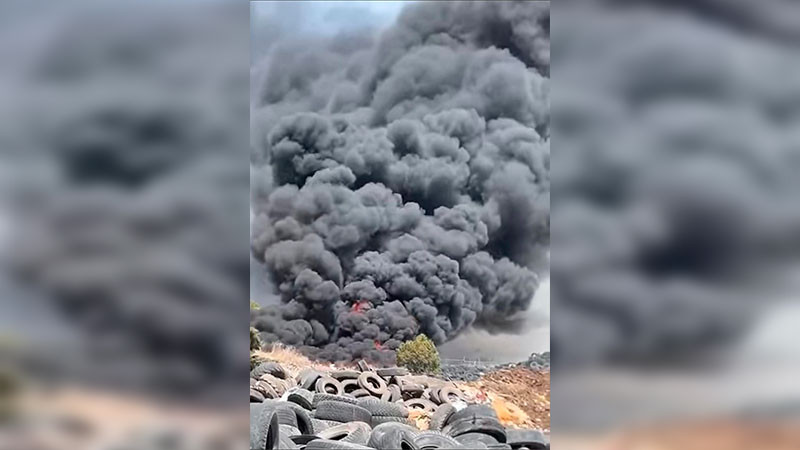 Arden dos basureros municipales en Durango 