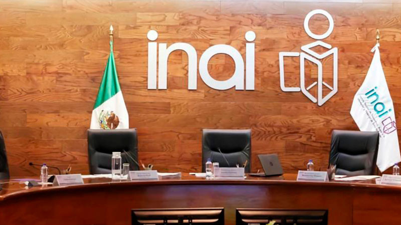 Trabajadores del INAI protestan durante la última sesión del instituto 
