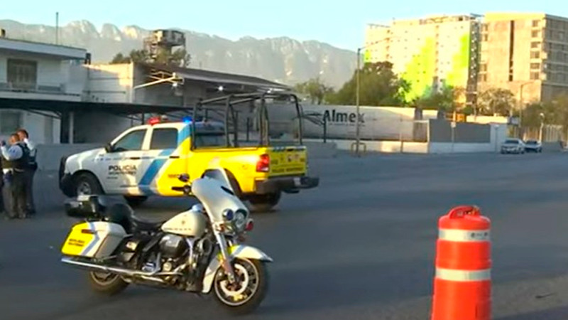 Ultiman a policía y roban su patrulla, en Monterrey; autoridades abaten a un agresor 