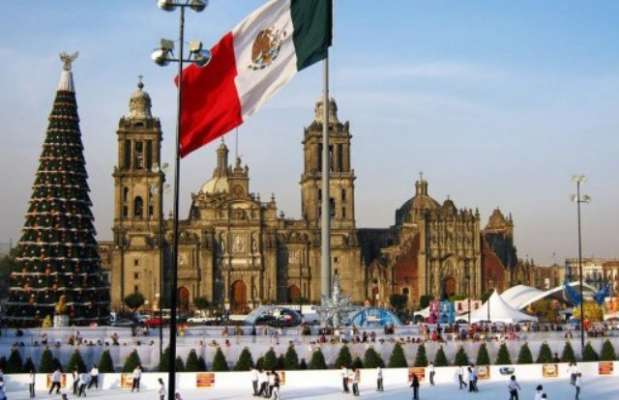 Pistas, toboganes y caminos congelados, en la pista de hielo del Zócalo capitalino 