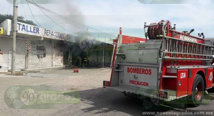 Incendio consume negocio y deja un lesionado grave, en Lázaro Cárdenas - Foto 0 