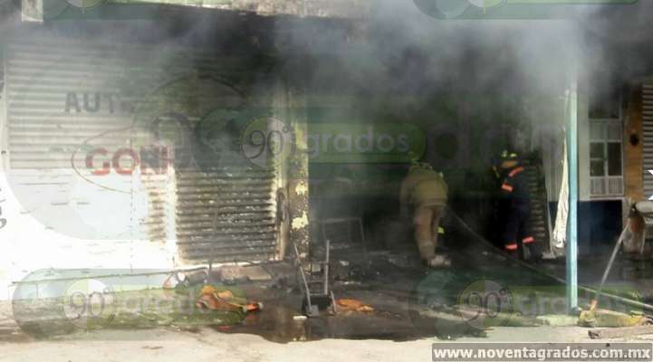 Incendio consume negocio y deja un lesionado grave, en Lázaro Cárdenas - Foto 1 