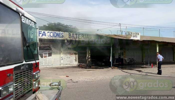 Incendio consume negocio y deja un lesionado grave, en Lázaro Cárdenas - Foto 2 