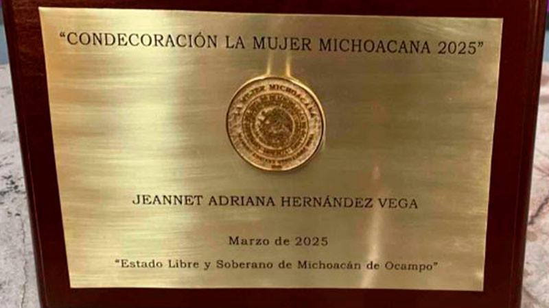 Egresada UAG recibe la Condecoración "La Mujer Michoacana 2025" 