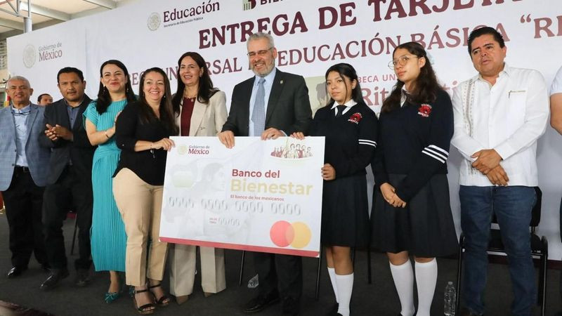 Entrega Bedolla tarjetas de la beca Rita Cetina para 208 mil estudiantes de secundaria 