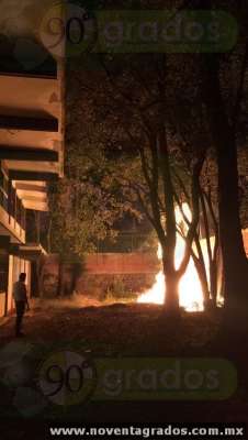 Incendio en la Secundaria Federal número 3 de Morelia moviliza a los bomberos  