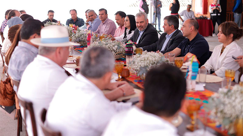 Bedolla expone a empresarios beneficios del nuevo mercado de Pátzcuaro 