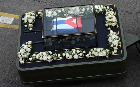 Restos de Fidel Castro hacen su última parada en Cuba; mañana serán enterrados 